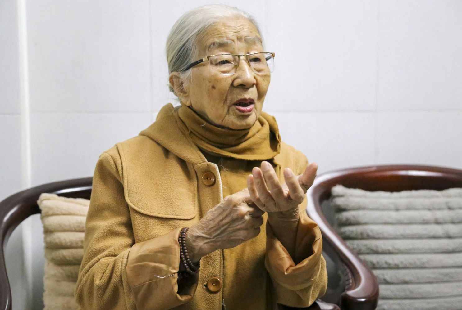 Artisan Mai Thi Tra shares about Hue cuisine. Photo: Le Chung