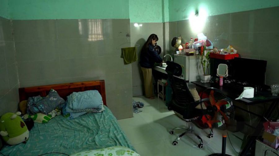 Worker Nguyen Thi Hong in a rented house near an industrial park in Bac Ninh. Photo: TRAN TUAN