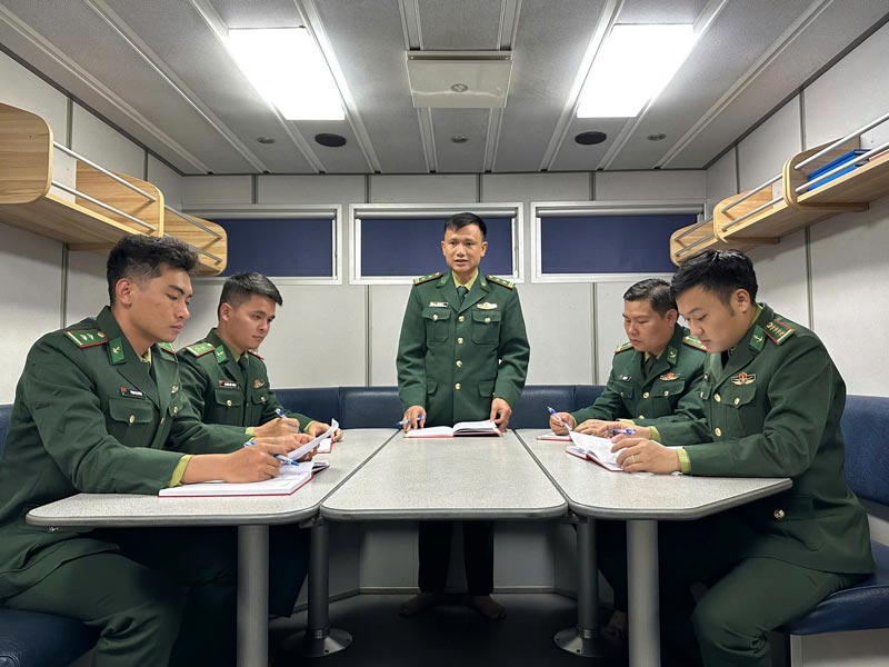 Trung tá Vũ Văn Hiếu - Bí thư Chi bộ, Đội trưởng Đội Phòng, chống ma túy và tội phạm, Hải đoàn Biên phòng 38 (Bộ đội Biên phòng - giữa ảnh). Ảnh: Bình Minh