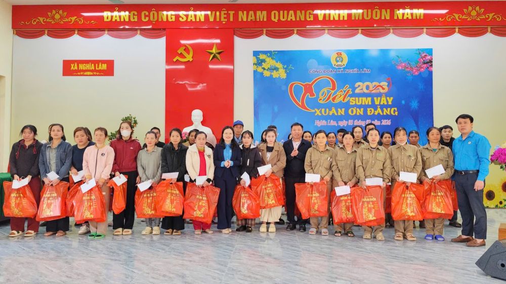 La Federación Laboral de la provincia de Nghệ An entregó 77 obsequios a trabajadores en circunstancias difíciles. Foto: Sindicato de Nghệ An