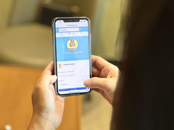 Đoàn viên Công đoàn thực hiện các thao tác tham gia mua hàng tại Chợ Tết Công đoàn trực tuyến năm 2026. Ảnh: LỆ HẰNG