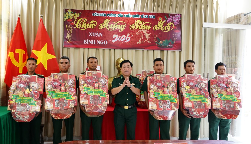 Colonel Nguyen Van Hiep visits, wishes Tet, and gives gifts to officers and soldiers of Ha Tien International Border Gate Border Guard Station. Photo: Tien Vinh