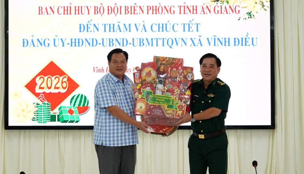 Đại tá Nguyễn Văn Hiệp tặng quà cho chính quyền xã Vĩnh Điều trong chuyến thăm, chúc tết. Ảnh: Tiến Vinh