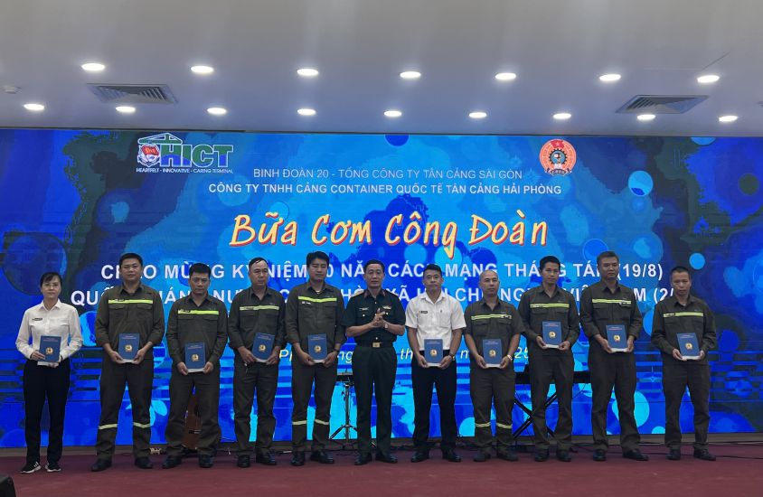 The National Defense Trade Union Board presents gifts to union members and workers in difficult circumstances of Tan Cang Hai Phong International Container Port Co., Ltd., Corps 20 at the Trade Union Meal. Photo: KIEU VU