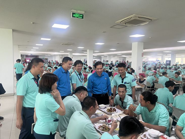 Ông Ryo Onoue - Giám đốc bộ phận hành chính nhân sự Công ty TNHH Canon Việt Nam (đứng thứ 3 từ phải sang) hạnh phúc trước niềm vui của công nhân tại Bữa cơm Công đoàn 2025. Ông cho biết ở Nhật chưa thấy có hoạt động này. Ảnh: KIỀU VŨ