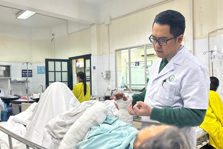 Doctors examine patients bitten by dogs. Photo: BVCC