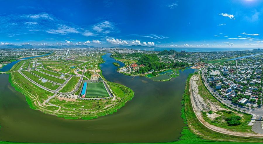 Sông Cổ Cò - đoạn qua Ngũ Hành Sơn, TP Đà Nẵng. Ảnh: NGUYỄN TẤN