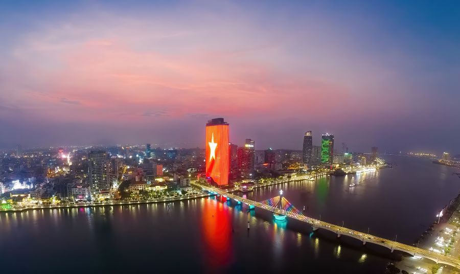 Han River - the river of light of Da Nang. Photo: NGUYEN TRINH