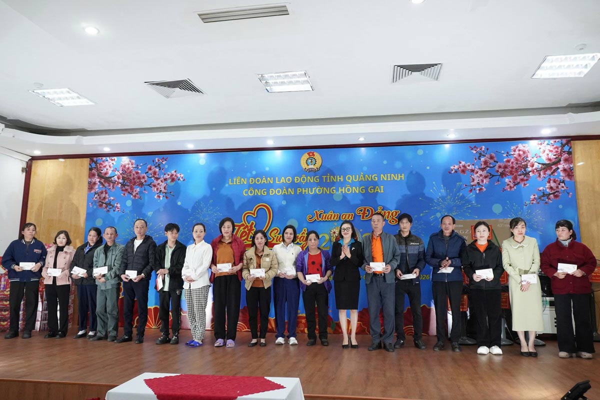 Đại diện Công đoàn phường trào quà cho công nhân, người lao động. Ảnh: Đoàn Hưng