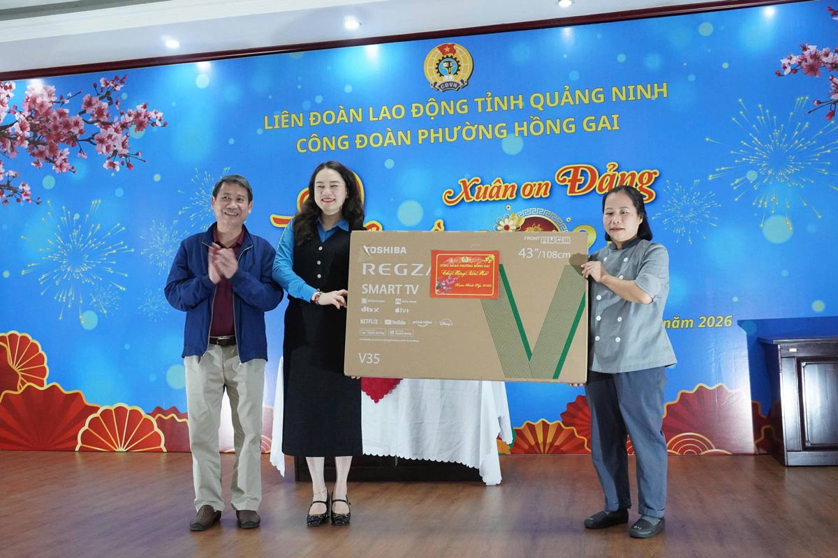 Representatives of the Provincial Labor Federation and the Party Committee and local authorities present televisions to workers and laborers. Photo: Doan Hung