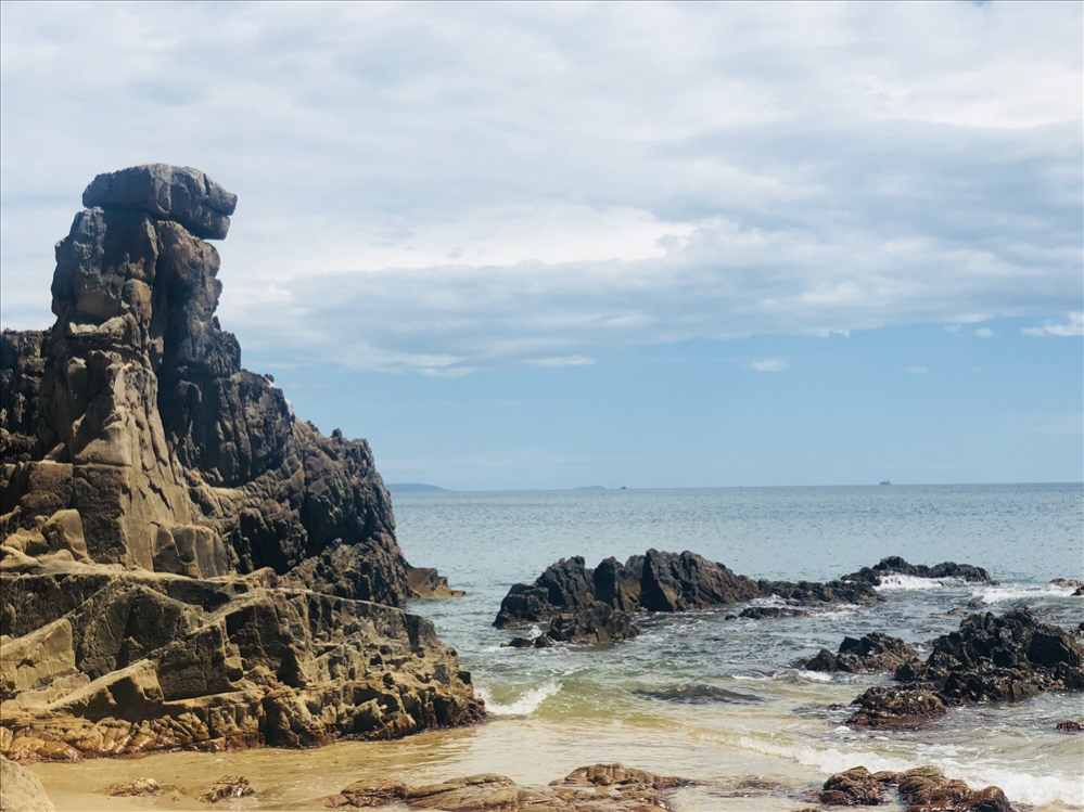 Biển Đá Nhảy có những khối đá đủ hình thù nằm rải rác trên bờ cát. Ảnh: Nguyễn Thanh