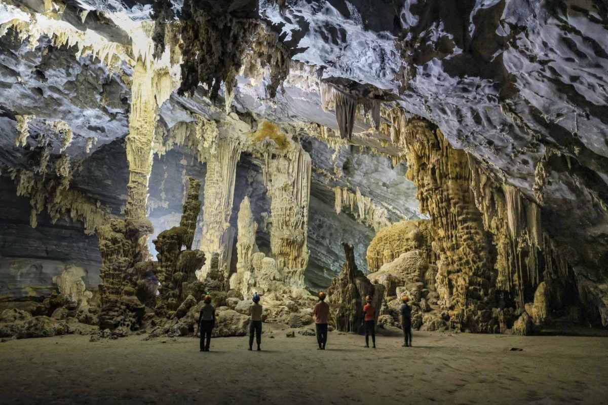 Ngôi làng nổi bật với hoạt động khám phá hệ thống hang động Tú Làn. Hệ thống hang động Tú Làn, gồm 20 hang động, được thám hiểm lần đầu tiên vào năm 1992, nằm trong khu rừng nguyên sinh và các dãy núi đá vôi với diện tích hơn 650 hecta, thôn Tân Hóa, xã Kim Phú, cách Phong Nha khoảng 70 km về phía Tây Bắc.