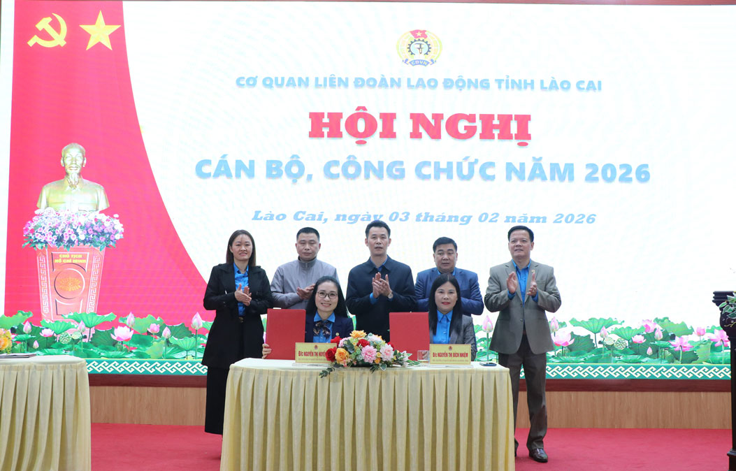 라오까이성 노동총연맹, 2026년 경쟁 서약 체결 발족. 사진: 만훙