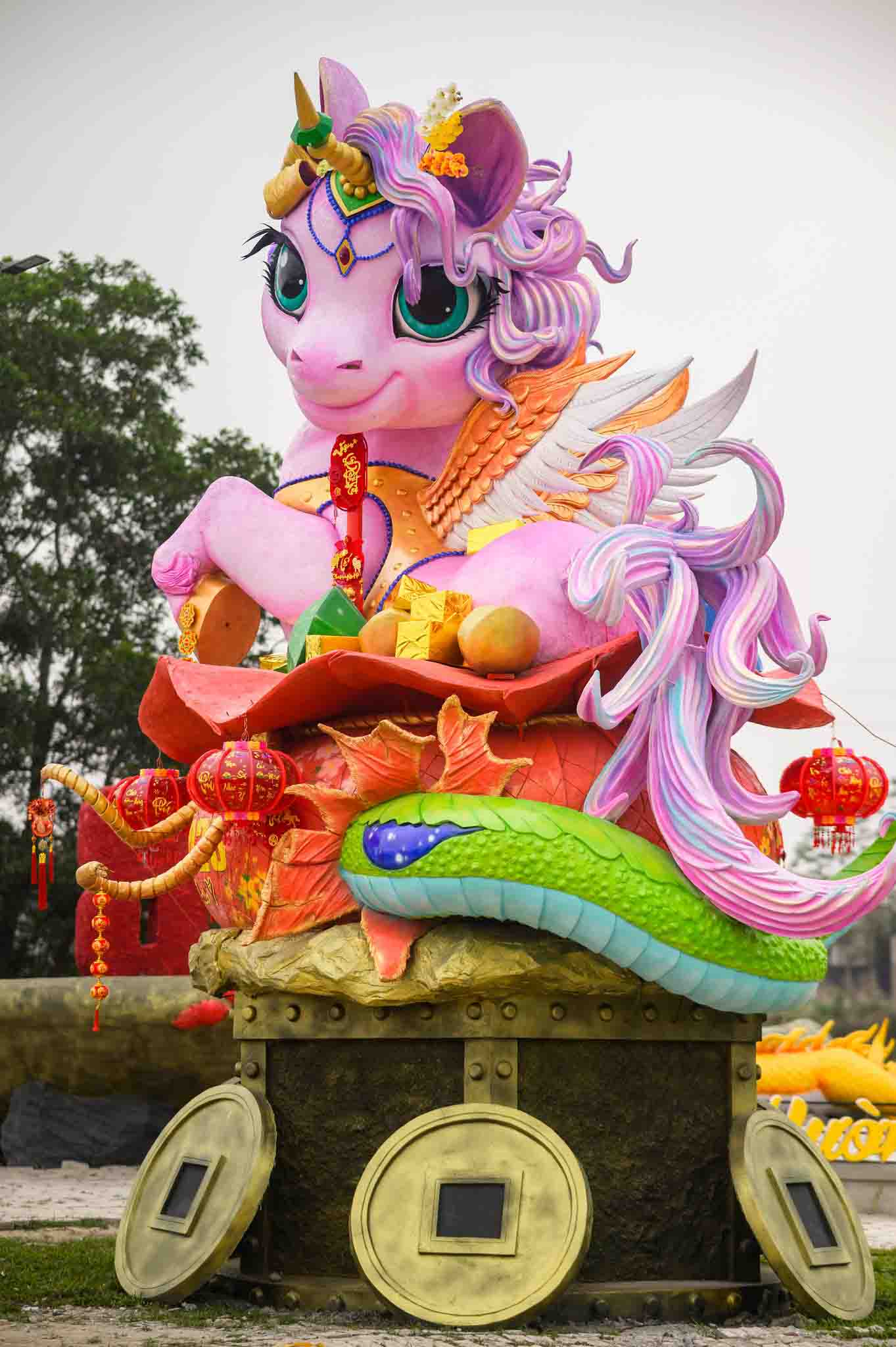 Linh vật Ngựa Hạnh Phúc nặng 10 tấn.