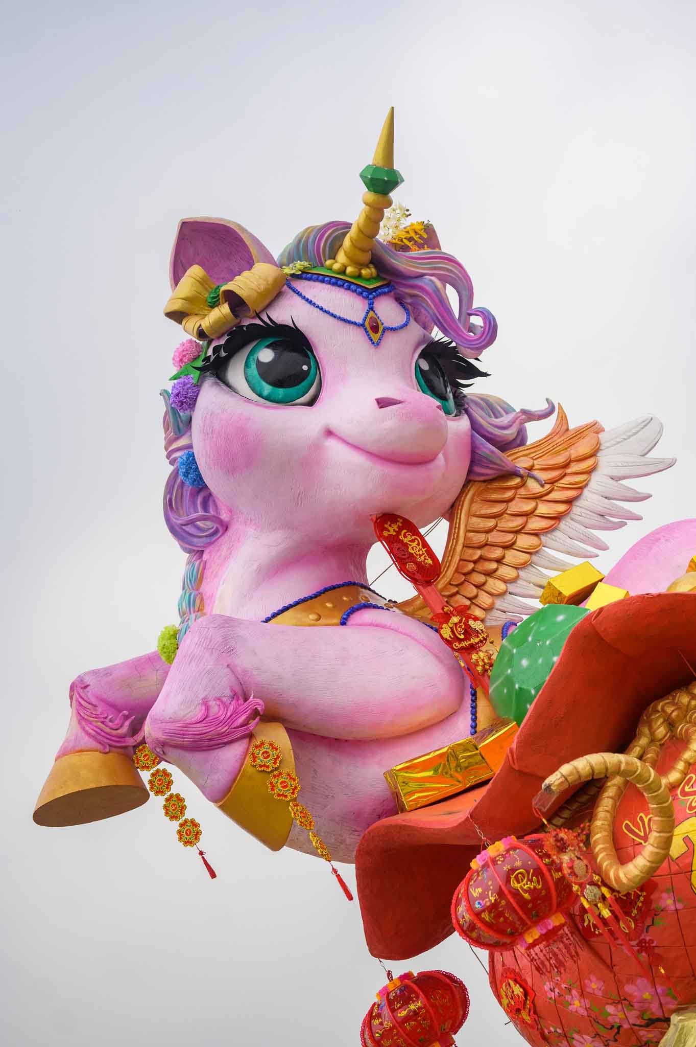 Thiếu nữ ngựa 20 tuổi đang tung cánh bay lên.