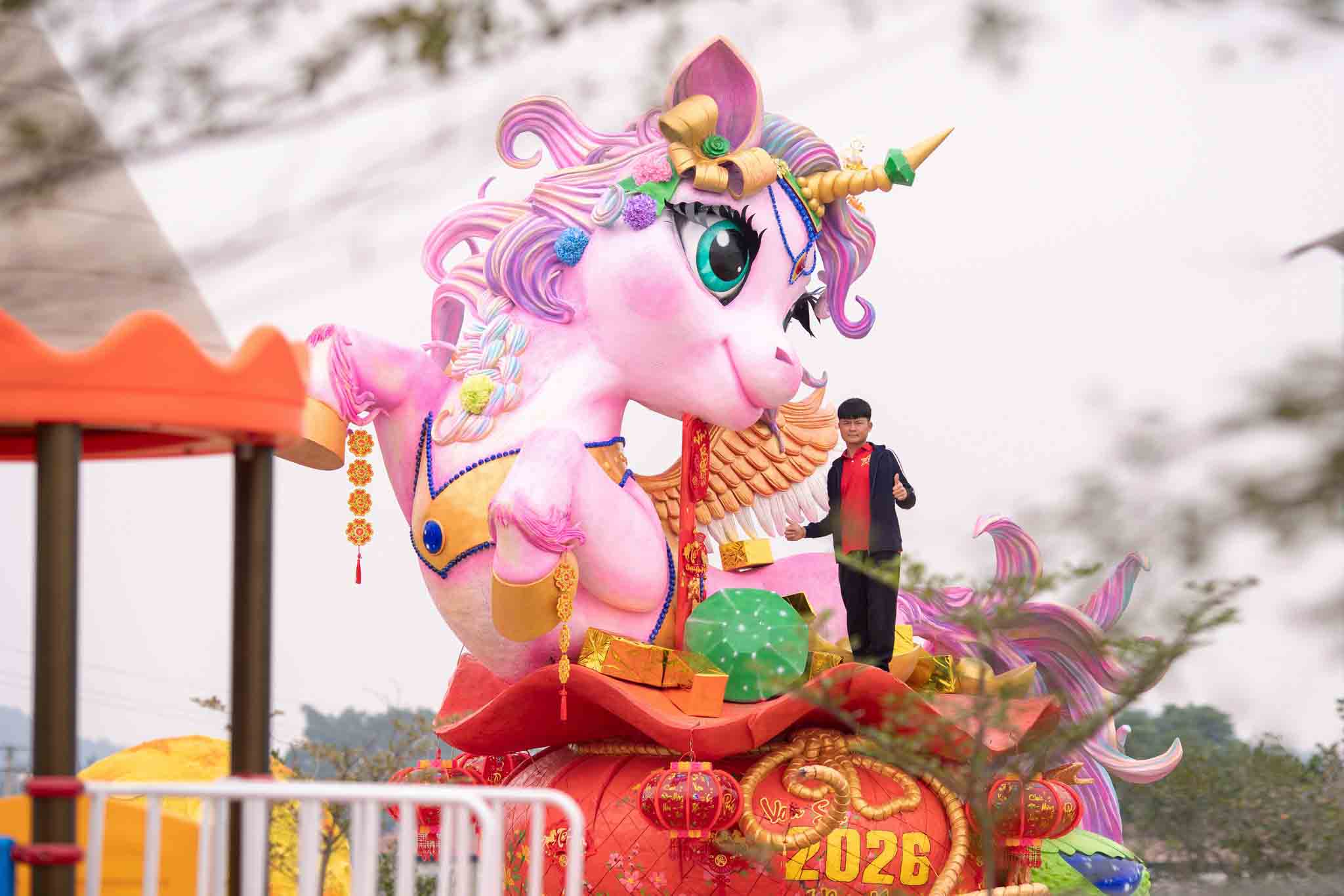 Anh Quân chụp hình cùng Ngựa Hạnh Phúc.