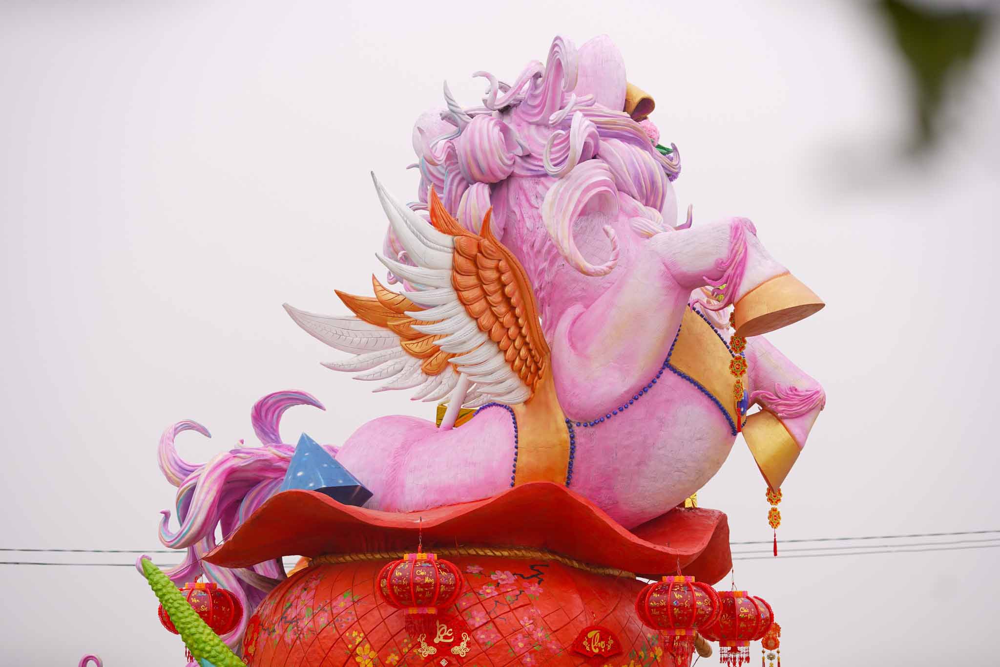 Mặt sau của Ngựa Hạnh Phúc.