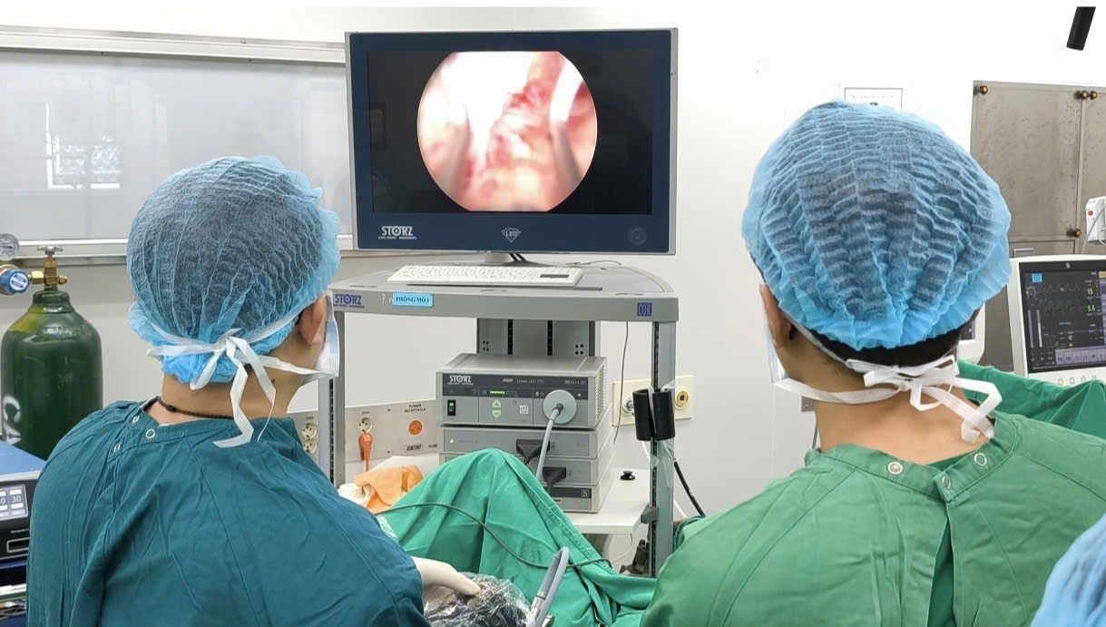 94세 환자의 큰 전립선 종양에 대한 레이저 수술. 사진: 탄당