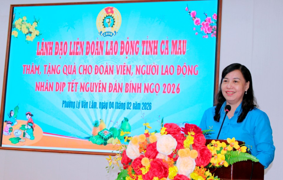 Bà Huỳnh Út Mười - Chủ tịch LĐLĐ tỉnh Cà Mau - chúc đoàn viên, người lao động đón Tết cổ truyền ấm áp, đủ đầy và an vui. Ảnh: Thiệu Vũ