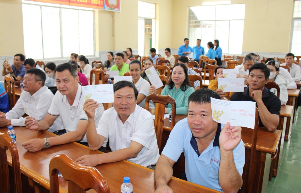 Niềm vui của đoàn viên, người lao động khi nhận quà Tết Sum vầy từ LĐLĐ tỉnh. Ảnh: Thiệu Vũ
