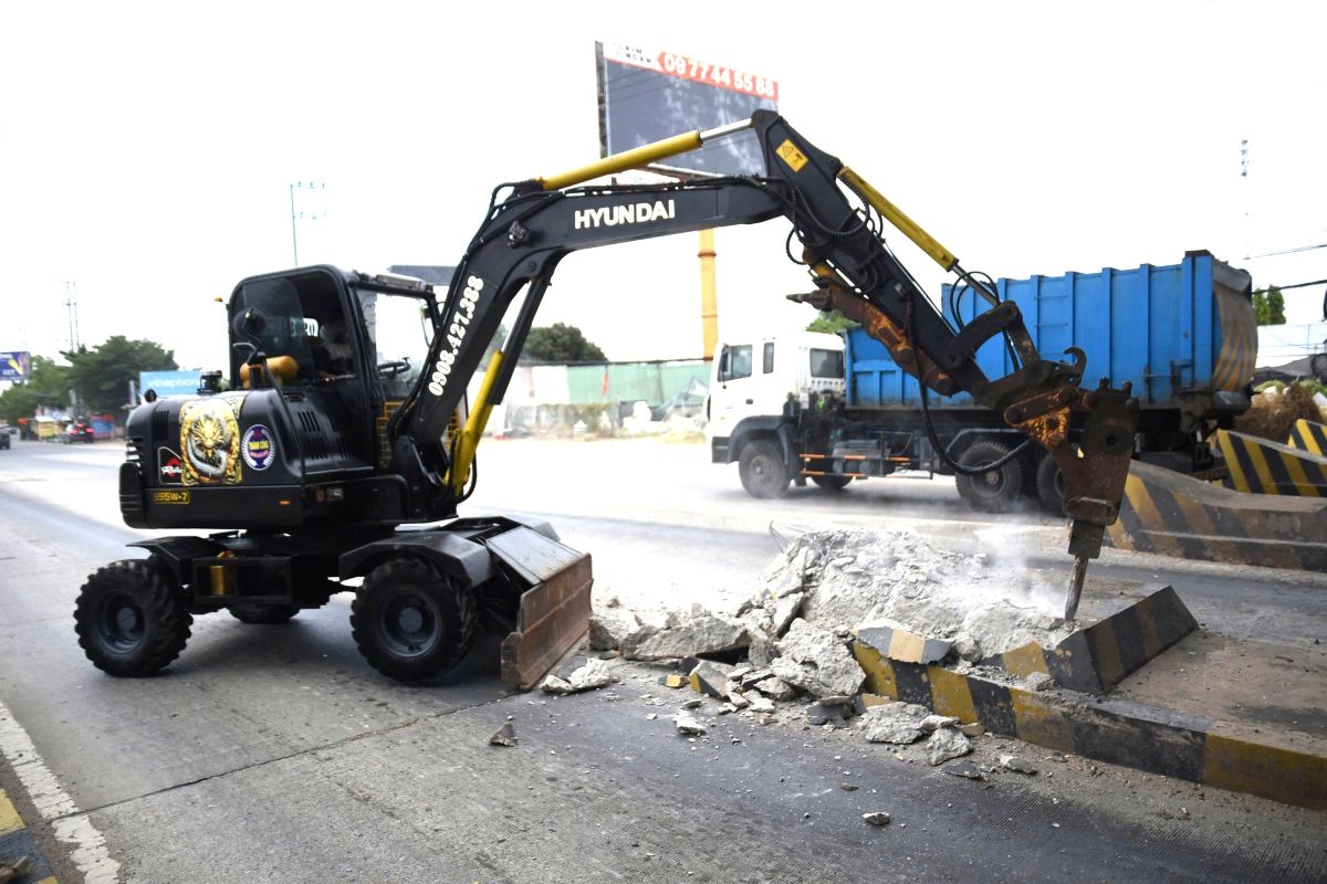 Llevar a cabo la demolición de la estación de peaje T3 en la Carretera Nacional 51. Foto: Huu Loc