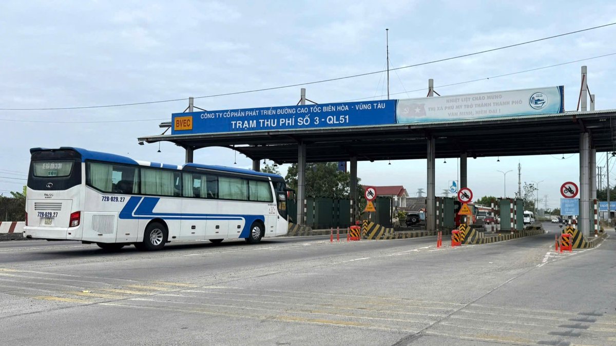 Trạm thu phí T3 trên quốc lộ 51 sáng ngày 4.2 trước khi tiến hành tháo dỡ. Ảnh: Thành An
