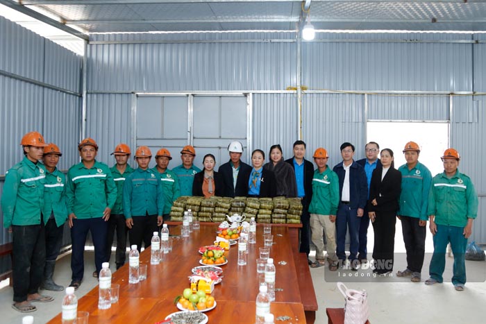 Dien Bien Provincial Labor Federation visits and gives Chung cakes to construction workers at Thanh Nua Inter-level School. Photo: Quang Dat