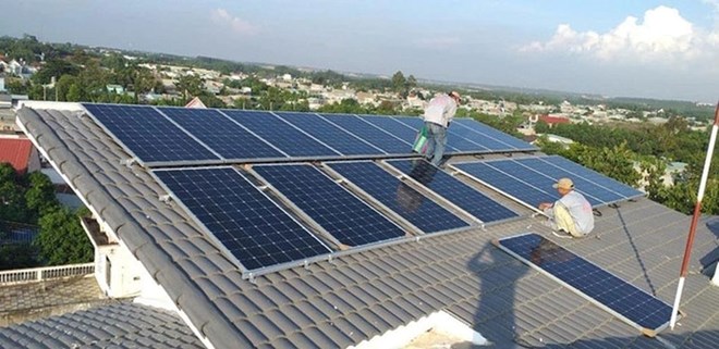 Installing solar power on the roof. Photo: Vu Phong
