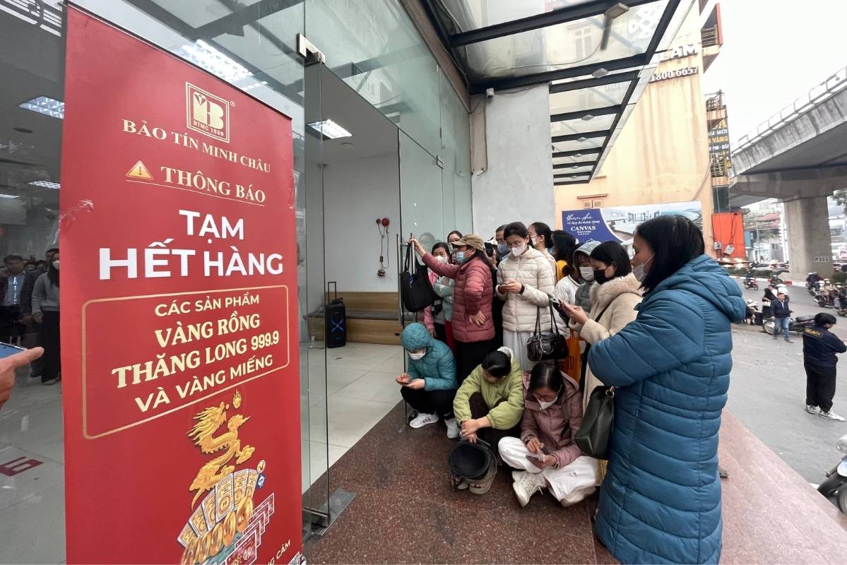 Mặc dù biển thông báo tạm hết hàng đã được treo, người dân vẫn xếp hàng dài chờ ngoài sảnh. Ảnh: Hạ Linh 