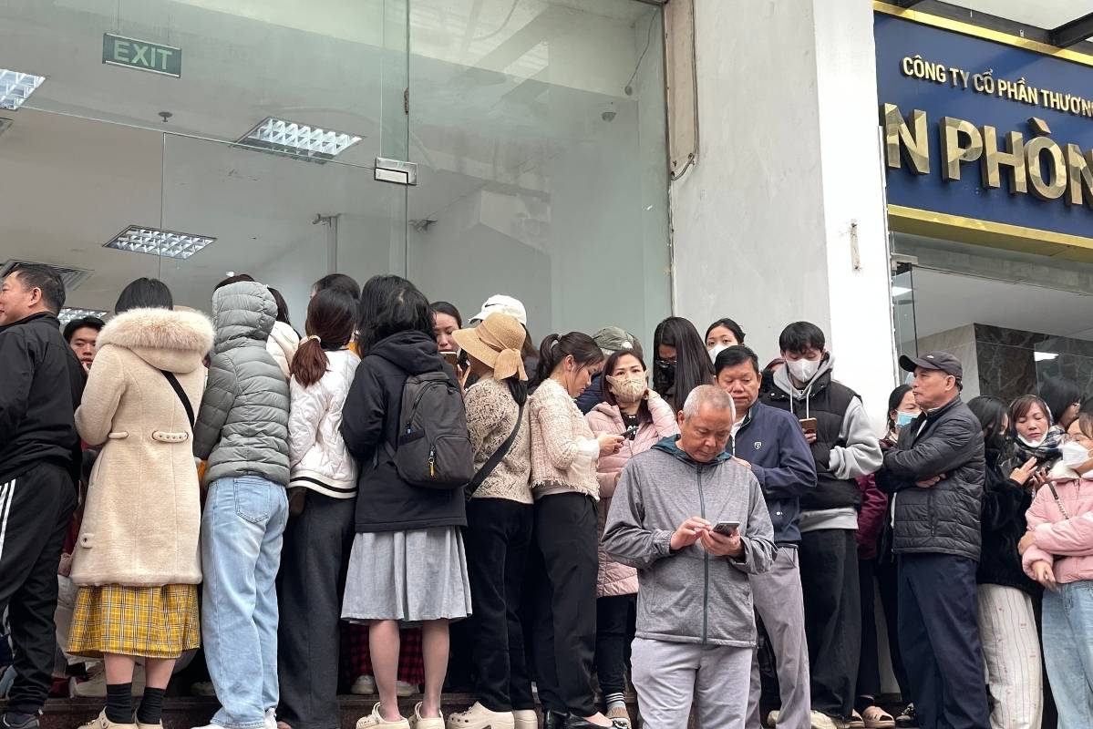 금 가격이 계속 상승하고, 사람들은 새벽 3시 30분부터 줄을 서서 구매합니다. 사진: 하린