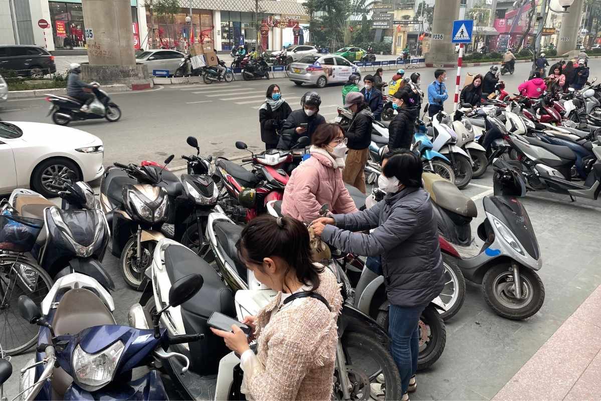 Một số người ra về vì không biết nếu xếp hàng mua vào buổi chiều, cửa hàng còn bán ra hay không. Ảnh: Hạ Linh 