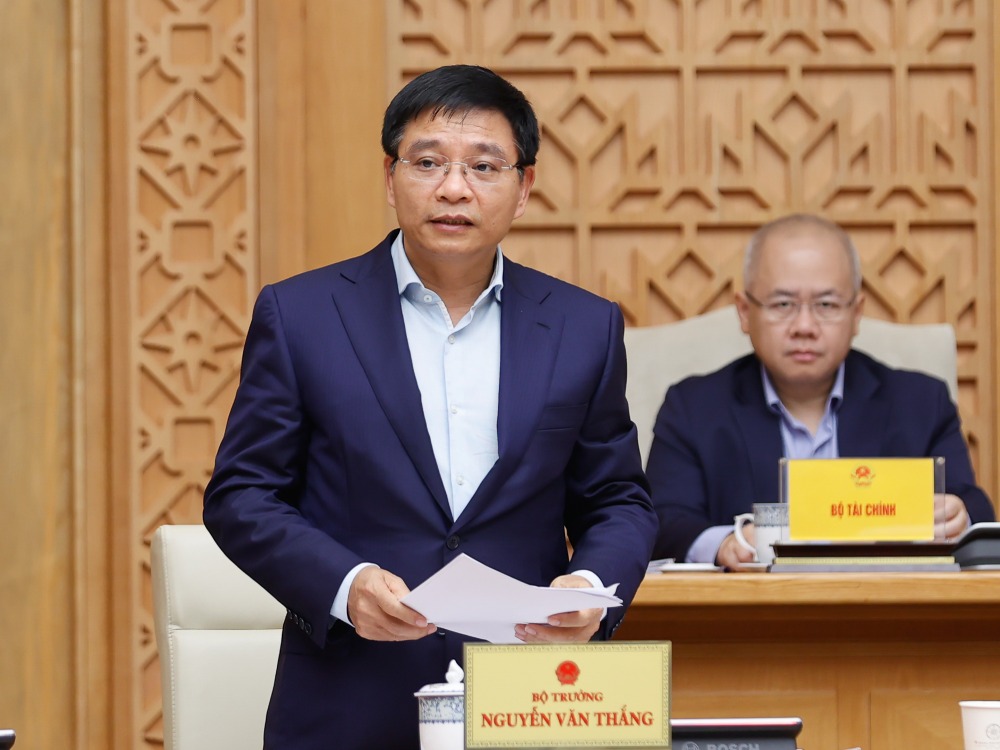 Minister of Finance Nguyen Van Thang said that in 2026, it is expected to continue the policy of reducing and extending taxes and fees by about 190.8 trillion VND. Photo: VGP