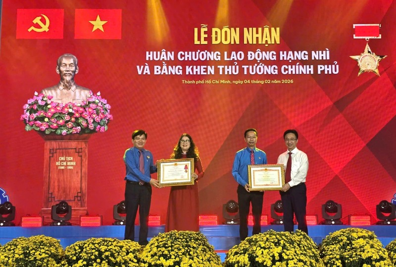 Phó Chủ tịch Tổng LĐLĐ Việt Nam Nguyễn Xuân Hùng (bìa trái) và ông Đặng Minh Thông - Phó Bí thư Thành ủy TPHCM (bìa phải) Trao Huân chương Huân chương Lao động hạng Nhì cho bà Trương Thị Minh Dung - nguyên Chủ tịch Liên đoàn Lao động Quận 1 và Bằng khen Thủ tướng Chính phủ cho ông Nguyễn Thành Đô, Giám đốc Trung tâm Tư vấn pháp luật LĐLĐ TPHCM. Ảnh: Nam Dương