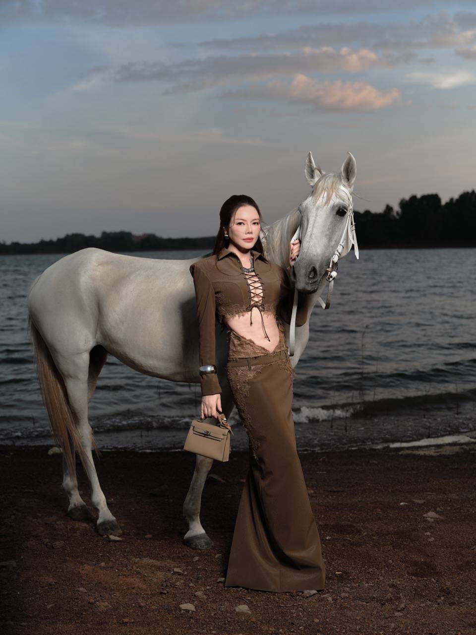  Về thời trang, Lý Nhã Kỳ liên tục thay đổi nhiều thiết kế đến từ các nhà mốt trong nước và quốc tế. Từ đầm ren dáng corset, váy tua rua mềm mại đến những thiết kế khoét ngực táo bạo, tất cả đều tôn lên đường nét hình thể quyến rũ – lợi thế quen thuộc của nữ diễn viên. 