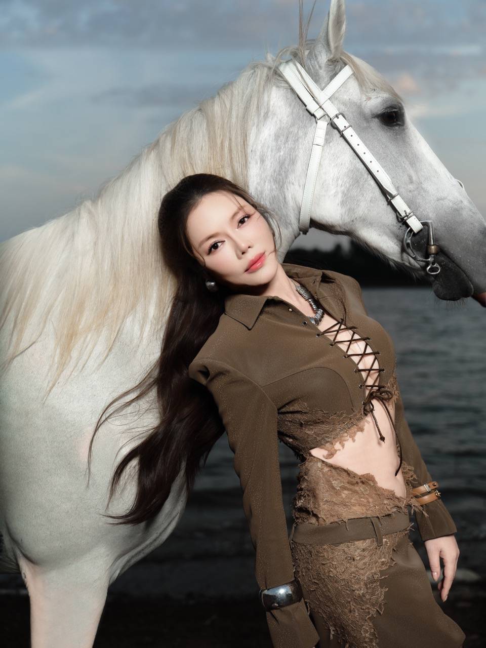 Các trang phục được phối hợp khéo léo với bối cảnh thiên nhiên, giúp tổng thể hình ảnh vừa gợi cảm, vừa giữ được sự sang trọng và tinh tế.  