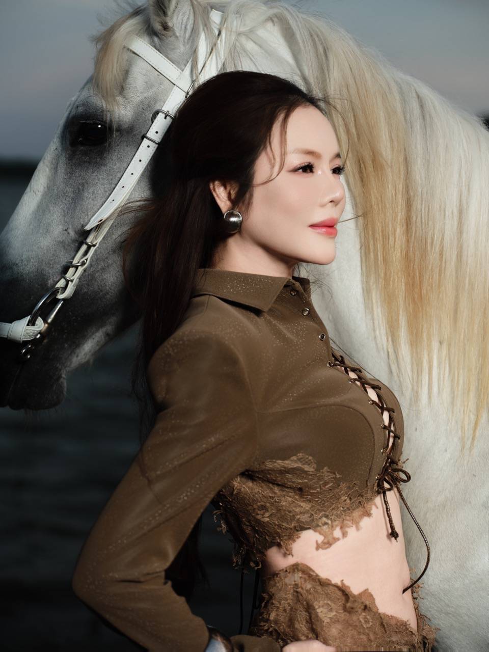 Theo chia sẻ, bộ ảnh Tết không chỉ mang ý nghĩa thời trang mà còn là cách Lý Nhã Kỳ nhìn lại chặng đường đã qua và gửi gắm kỳ vọng cho năm mới. 