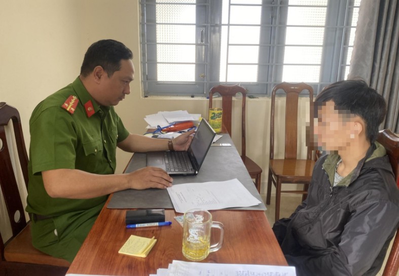 Đối tượng V.Đ.P bị cơ quan công an mời đến làm việc. Ảnh: Công an cung cấp