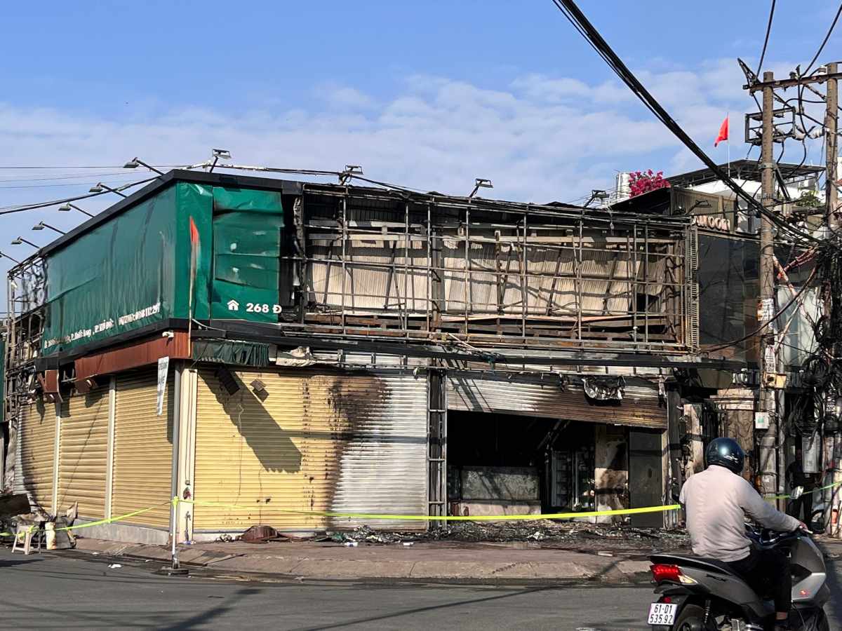 Nhiều tài sản bên trong bị thiêu rụi. Ảnh: Đông Hoàng