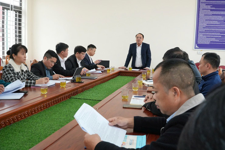 El Sr. Vũ Văn Hữu, Vicepresidente del Comité Popular de la comuna de Chuyên Mỹ (Hanoi) presidió la conferencia. Foto: TTĐT comuna de Chuyên Mỹ