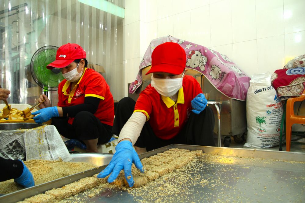 Cơ sở sản xuất bánh khô mè Bà Liễu Mẹ tất bật những ngày cận Tết. Ảnh: Thanh Huyền
