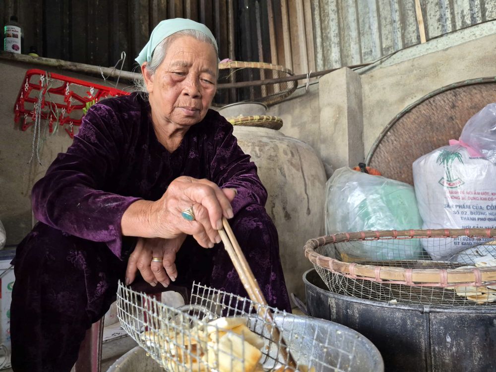 Người dân làng Quang Châu vẫn giữ nghề làm bánh khô mè truyền thống mỗi độ Tết đến, Xuân về. Ảnh: Thanh Huyền
