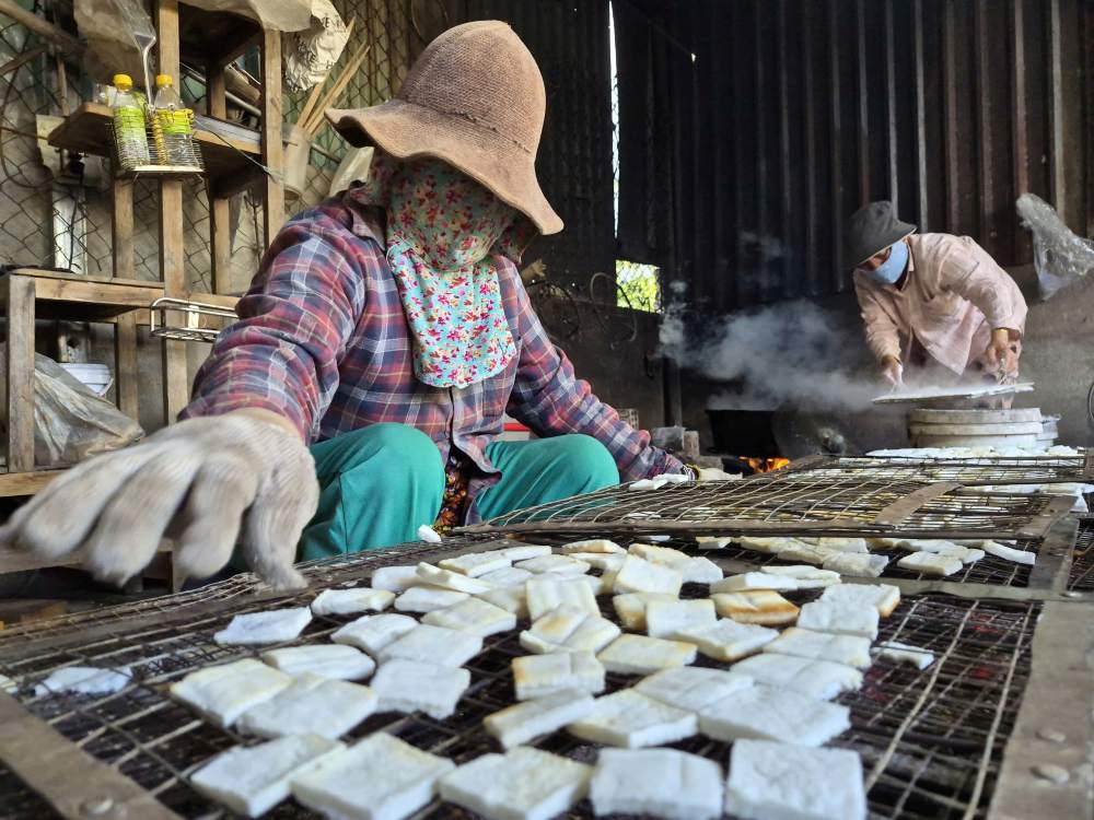Da Nang dried sesame cake village burns fiery to preserve the traditional Tet cake craft of Binh Ngo. Photo: Thanh Huyen