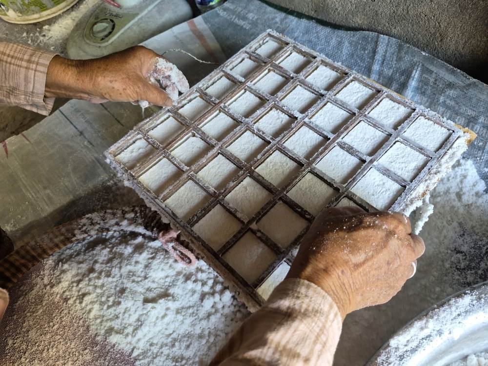Mỗi công đoạn làm bánh khô mè đều đòi hỏi sự công phu. Ảnh: Thanh Huyền