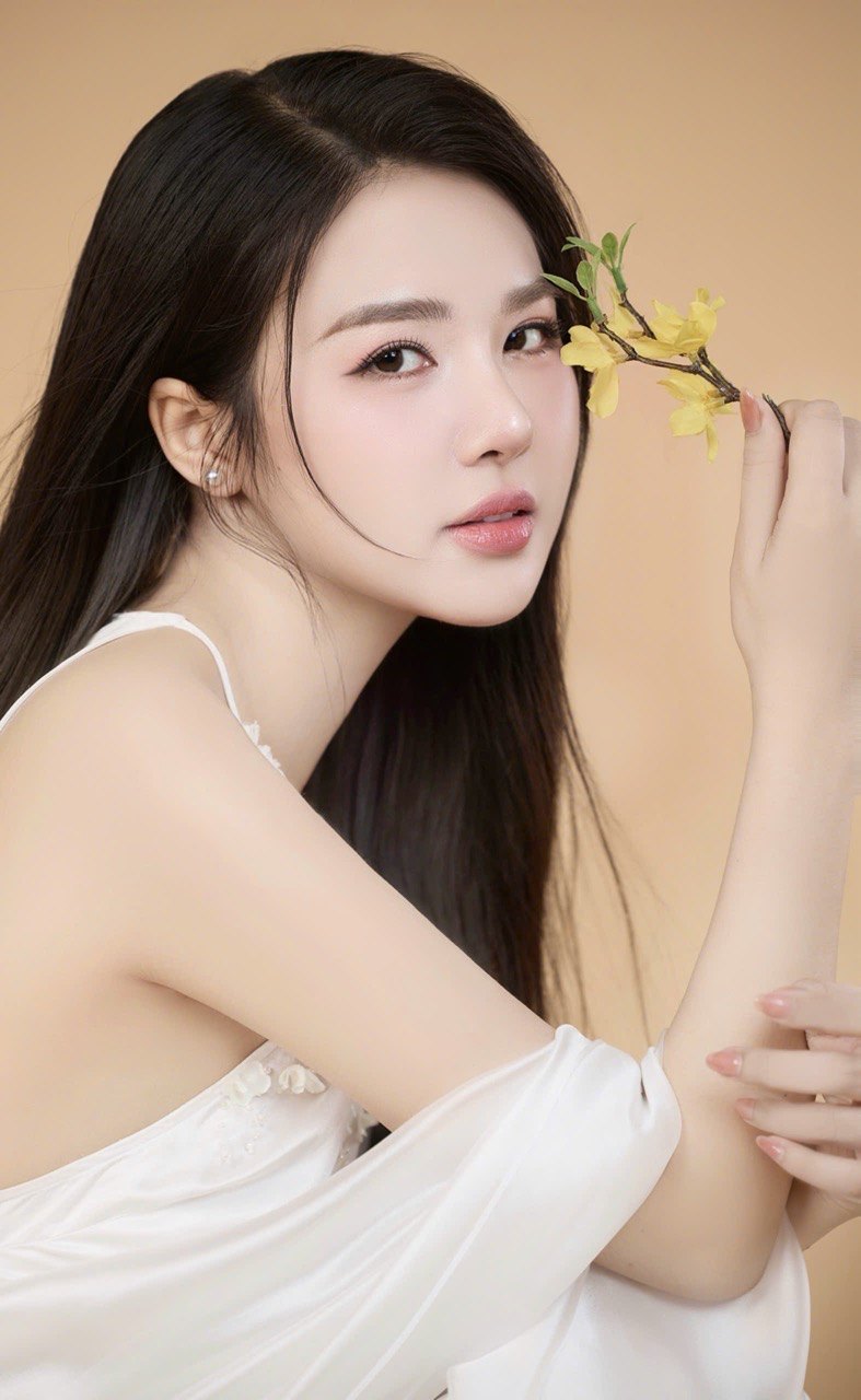 Chia sẻ về những ngày cận Tết, Hà Trang cho biết lịch trình cuối năm khá bận rộn với các dự án chụp ảnh, TVC và hoạt động cộng đồng.  Với người đẹp, Tết luôn là khoảng thời gian đặc biệt để sống chậm lại, dành trọn cho gia đình và những ký ức ấm áp như cảnh quây quần bên nồi bánh chưng trước sân nhà.  