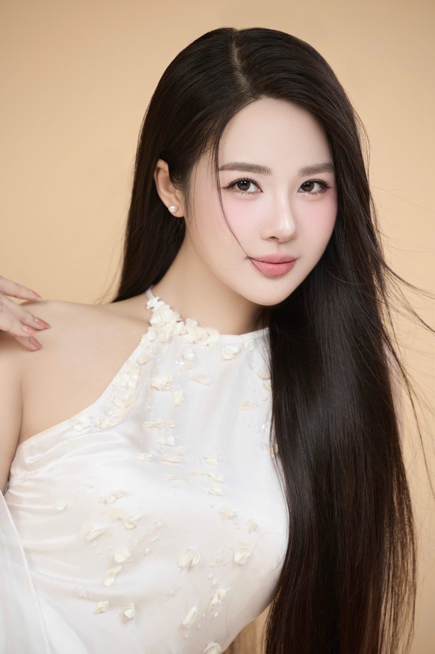 Nhìn lại năm 2025, Hà Trang thừa nhận bản thân trưởng thành hơn sau khi thử sức ở nhiều vai trò khác nhau. Dù chưa có người yêu, cô cho biết vẫn ưu tiên sự nghiệp và bị thu hút bởi mẫu bạn trai chín chắn, cầu tiến, biết lắng nghe và chia sẻ. 