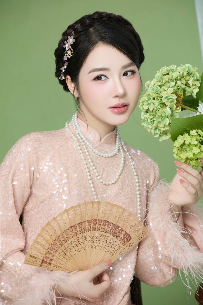  Xuất hiện trong bộ ảnh đầu tiên, Đỗ Hà Trang lựa chọn áo dài truyền thống tông hồng phấn đính kim sa lấp lánh. Thiết kế ôm nhẹ vóc dáng giúp tôn lên sự mềm mại, nữ tính nhưng vẫn giữ trọn tinh thần kín đáo, thanh lịch. 