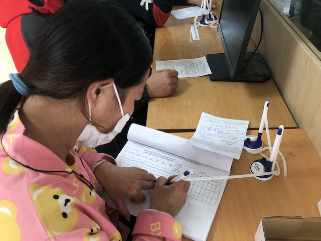 Workers carry out procedures to receive unemployment benefits. Illustrative photo: Bao Han