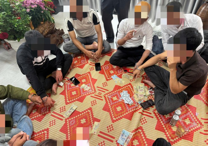 Nhóm đối tượng tụ tập đánh bạc bị lực lượng công an phát hiện, xử lý. Ảnh: Công an cung cấp