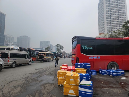 Mặc dù hành khách chưa tăng nhưng lượng hàng hoá tăng mạnh. Ảnh: Minh Hạnh 