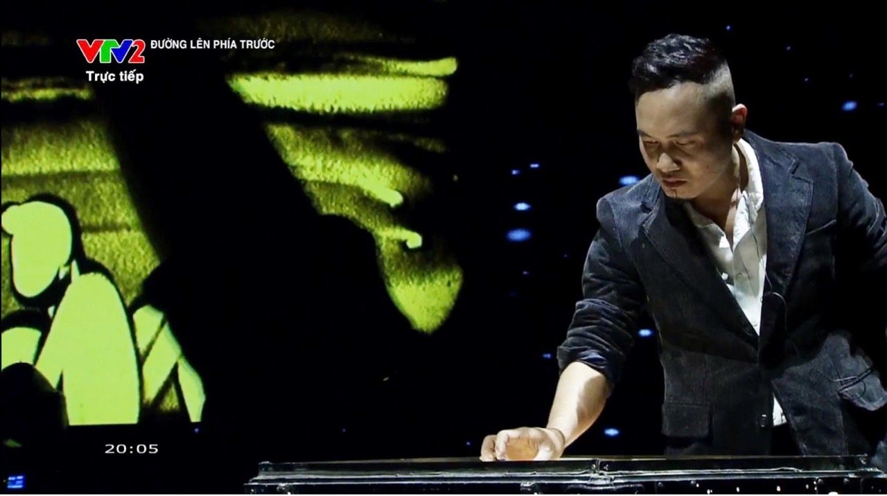 Sand painting artist Nguyen Tien. Photo: Artist provided.